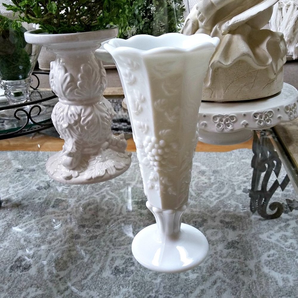 EXQUISITE VINTAGE Westmoreland MILK Glass Vase
